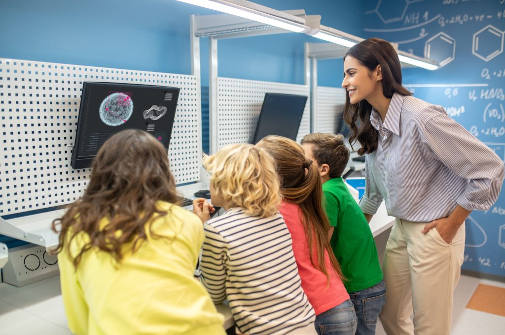Children learning uotside the classroom with their teacher.